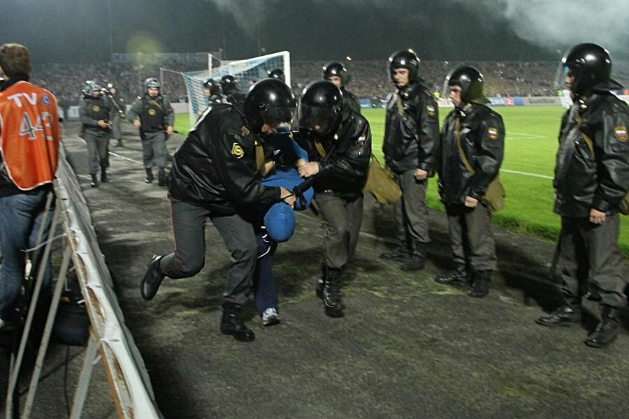 Фанаты «Зенита» прорвали ограждение западной трибуны и устроили беспорядки (+фото)